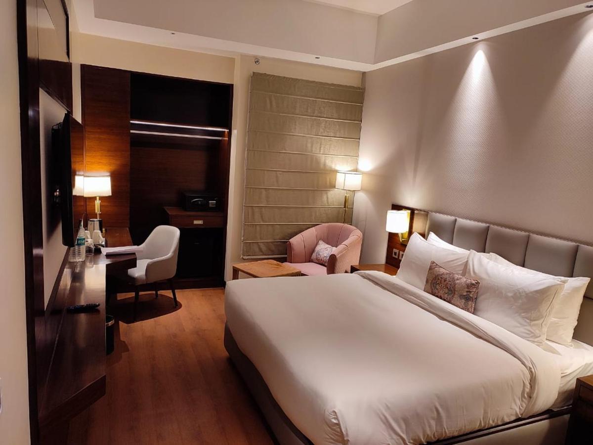 Hotel Peninsula Panchkula Dış mekan fotoğraf